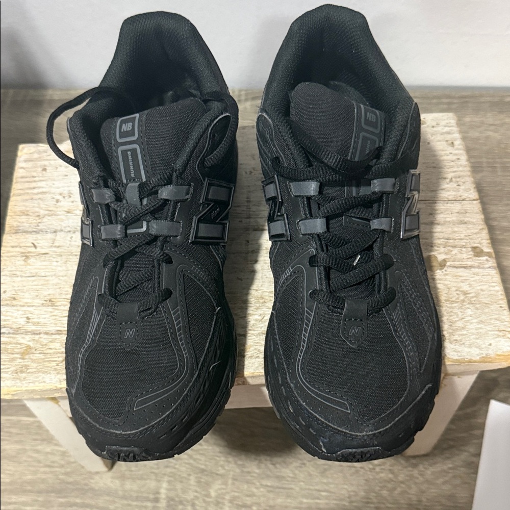 New Balance Men's Black Athletic Sneakers